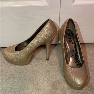 Sparkly Gold Pumps